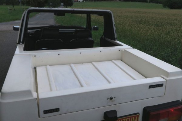 На теория капакът на задния отсек може да се използва и за товари, като пикап, но вдлъбнатината е плитка, а и няма никакви пособия за закрепване на товара. По-разумно е да сложите вещите си под капака, където за целта е монтирана простичка пластмасова вана. Доста практично решение всъщност, за да приберете калните си ботуши или наловената риба. Според Bohse машината е в състояние да тегли ремарке с тегло до 1.3 тона. 
