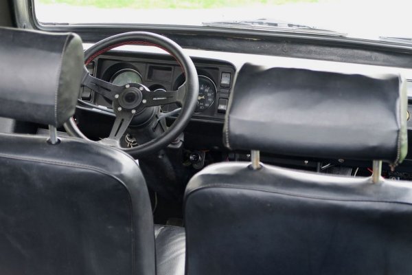 Впрочем 60-те коня не са чак толкова малко, защото цялото нещо тежи едва 980 кг - с 15 кг по-малко от Ладата. Максималната скорост обаче е по-ниска заради пластмасовия корпус - 136 км/ч, а ускорението от 0 до 100 км/ч отнема епичните 20 секунди. 
