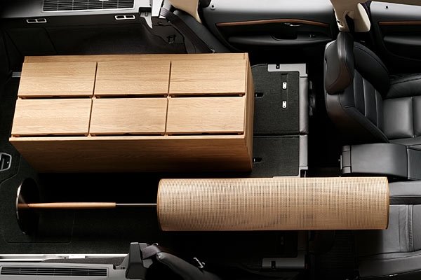 Облегалката отзад е делима в съотношение 40:20:40, а тази на седалката до шофьора пада напред, © Volvo Car Corporation