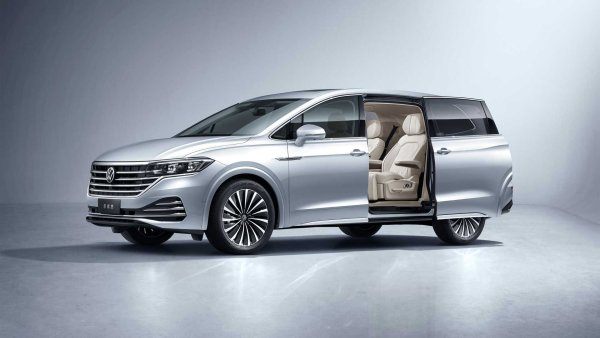 Когато става въпрос за размери и обем, няма как да бъде пропуснат Viloran. Проектиран само за Китай, този миниван с форми на кросоувър е разработка на на съвместното предприятие SAIC-Volkswagen. Със своите 5,35 метра дължина и междуосие от 3,18 метра, Viloran е най-големият модел, произвеждан някога от германската компания на универсалната платформа MQB. Двигателите му обаче са сравнително слаби за тези размери &ndash; 2.0 TSI, развиващи 186 и 220 к.с., като са комбинирани с предно предаване.