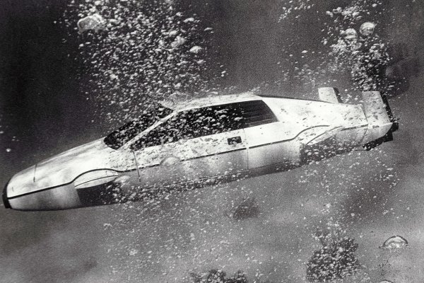 Това не е просто Esprit, а модифицираният модел, използван от агент 007 в "Шпионинът, който ме обичаше". Във филма колата се превръщаше в подводница; в реалния живот не е точно така, но това не спря Мъск да плати 1 милион долара за нея на един търг през 2013. "Като хлапе в Южна Африка гледах как Джеймс Бонд кара своя Esprit по кея, натиска бутон и го превръща в подводница", разказваше после Мъск. "Бях много разочарован да науча, че всъщност колата не може да плава под вода", добави той, и се закани да довърши започнатото. 
