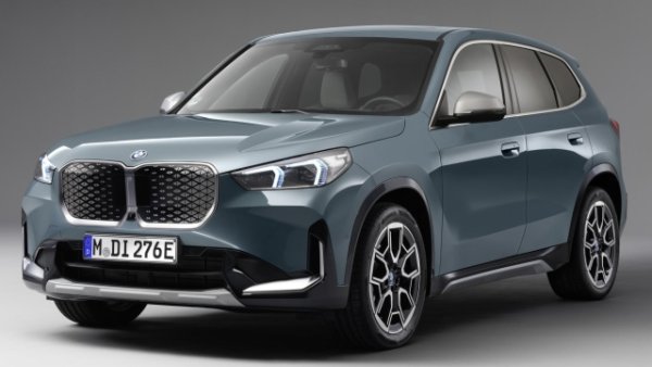 Поради много специфичен набор от причини, BMW е марката, от която Tesla се страхува най-много. SUV iX1 е роден на мултиенергийната платформа Faar, следователно това е електрическата версия на модел, който съществува и с ДВГ и с електрифициран двигател. Метод, който баварската компания винаги е приемала, за да направи производството по-гъвкаво.
 
BMW iX1 е деветият най-продаван електрически автомобил на континента с 8 146 продадени бройки през първите два месеца на 2025 година, което е ръст от 38,3%. С дължина от 450 см баварецът фокусира всичко върху технологичната елегантност на линиите, които в действителност изобщо не показват природата на автомобил с нулеви емисии. 

Всички версии имат 66 kWh батерия, като iX1 eDrive20 използва двигател с 204 к.с. и предно задвижване. Пр iX1 xDrive30 моторите стават два, със задвижване на четирите колела и обща мощност, която нараства до 306 к.с. Максималната декларирана автономност съответства на 475 км .
