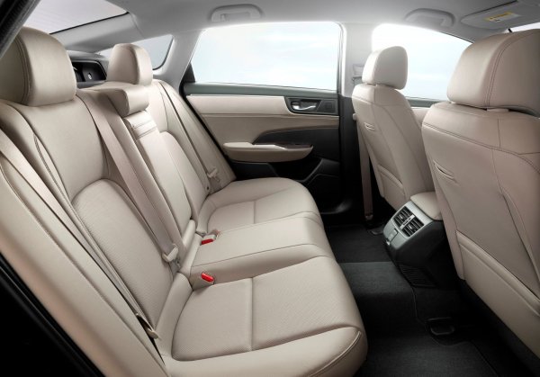 Втората и третата позица в този клас са за Dodge Charger (5,5) и Nissan Maxima (5,8).