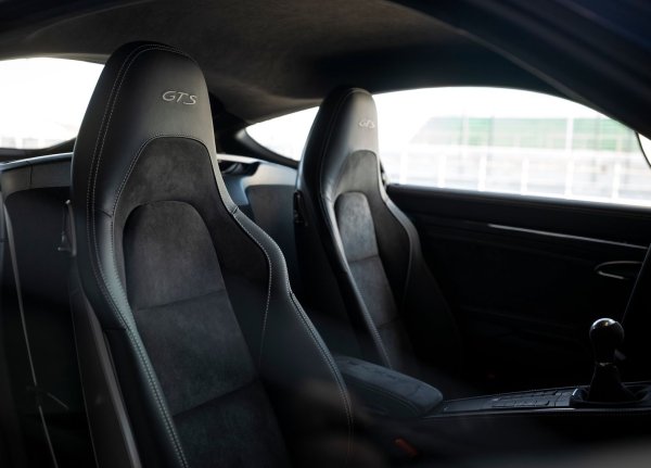 Прави впечатление, че резултатът на Porsche 718 е по-слаб от този на Nissan Rogue. След германската спортна кола в този клас се нареждат Lexus RC (4,7) и Genesis G90 (4,9).