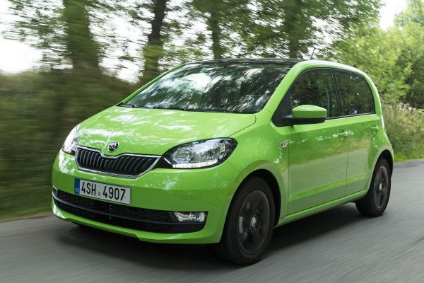 Чешкият компактен ситикар постига подобен резултат благодарение на малките си размери и 3-цилиндров бензинов мотор, който при работен обем от 1,0 литър развива 75 к.с. Наскоро излезе и електрическа версия на модела.
