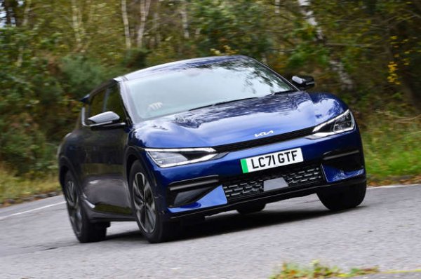 EV6 съчетава огромен обхват в реалния свят със способността да се зарежда със скорости, които никой конкурент не може да предложи, справяйки се с две от най-големите опасения, които хората все още имат относно електрическите автомобили. Добавете към това безпроблемна производителност, изключителна финес, просторен интериор, конкурентни цени и една от най-добрите гаранции на пазара.