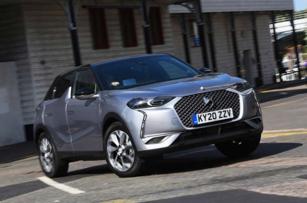 E-Tense е по-тих и по-комфортен от конвенционално задвижвания DS 3 Crossbacks. Въпреки това електрическите конкуренти с подобна цена могат да пътуват по-далеч между зарежданията, по-добри са за шофиране и осигуряват повече пространство. 