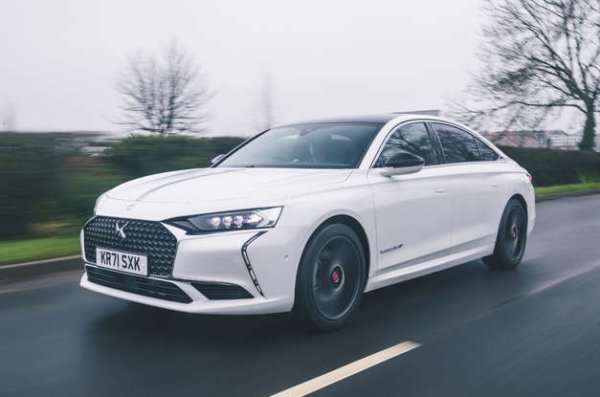 DS 9 е впечатляващо усъвършенстван и в plug-in хибридната си форма има много финансов смисъл като служебна кола, благодарение на ниските си CO2 емисии и силно конкурентната стойност. Въпреки това, той не предлага приятното пътуване, което може да очаквате, комфортът на задната седалка е разочароващ, а информационно-развлекателната система е доста изостанала.