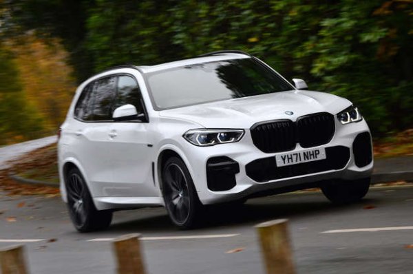 X5 е плавно возещ, елегантен и луксозен. И въпреки че не е толкова практичен като най-просторните конкуренти в класа, той е достатъчно добър там, където има значение. Това, което наистина впечатлява обаче, е с качеството на своя пищен интериор и превъзходната информационно-развлекателна система. Изберете xDrive45e и вие също купувате един от най-впечатляващите plug-in хибриди, съчетаващ много от най-добрите характеристики на стандартния X5 със значителен електрически пробег в реалния свят.