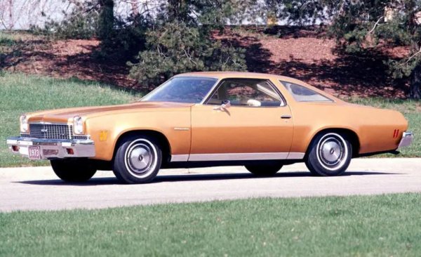 General Motors проектира няколко модела купе от 1973 г. в очакване на новите регулации, които в крайна сметка не се осъществяват; които ни предоставят купета като Chevrolet Chevelle Laguna (на снимката), изпълнени с B-колони.

Тези автомобили се продават в големи количества като част от по-широкия бум на &bdquo;личните автомобили&ldquo; през 70-те години в САЩ. В крайна сметка този вид превозни средства изпада в немилост през следващото десетилетие и сега нито един американски концерн не ги произвежда. Mercedes E-Class Coupe може да се разглежда като най-близкото подобие в днешно време.
