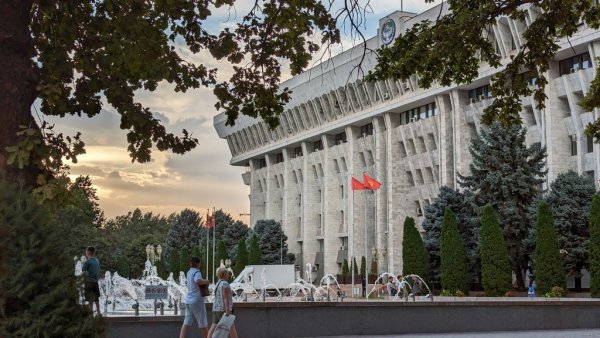 Сградата на парламента в Бишкек. Монументалната съветска архитектура е навсякъде в столицата. Компенсацията за това са множеството зелени алеи и паркове