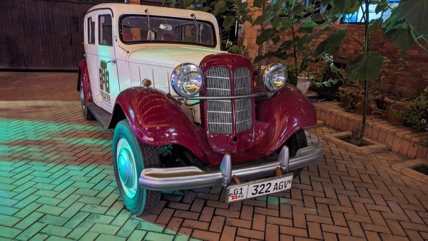 ГАЗ М1, един от първите съветски автомобили (силно вдъхновен от Ford Model B), служещ днес като украшение в един ресторант в Бишкек