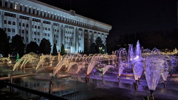 Сградата на парламента нощем