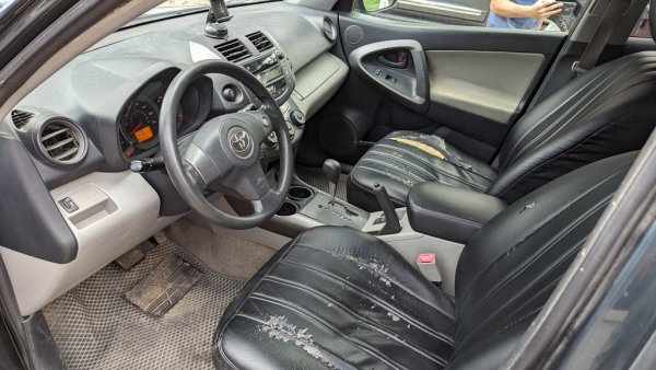 Нашата Toyota под наем е видяла много километри, но съвсем малко грижи. В Киргизстан ги няма Sixt, Hertz и останалите гиганти в рент-а-кар бизнеса. Местните компании предлагат старички SUV за 50-60 долара дневно, по-сериозни офроудъри като Land Cruiser и Patrol за 100-120 долара. За 30 долара можете да наемете по-модерен компактен седан, но с него няма да стигнете до много от интересните места в страната