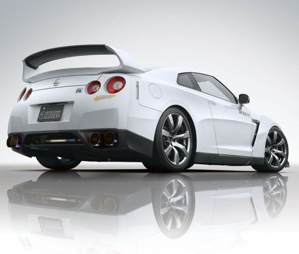 Външният вид на GT-R е подчертан от карбонови спойлери, които значително допринасят за по-доброто поведение на автомобила.