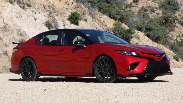 Camry е на пазара от почти 40 години, като не спира да се променя. От малък компактен модел през 80-те години той стигна до седан от среден клас. Основните му оръжия са надеждност и лекота на управление.

Цена като нов: 25 976 долара

Цена петата година: 13 572 долара

Амортизация: 12 404

Остатъчна стойност: 50,9%
