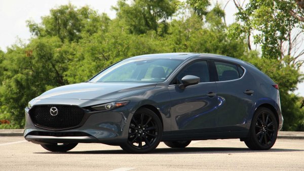 Подобно на по-големия си брат Mazda 6, и "тройката" предлага комфорт и стил в компактни размери. Цената на модела е напълно приемлива, като тя си заслужава напълно, тъй като това е един доста добър автомобил.

Цена като нов: 21 365 долара

Цена на петата година: 11 990 долара

Амортизация: 9 375 долара

Остатъчна стойност: 53,9%