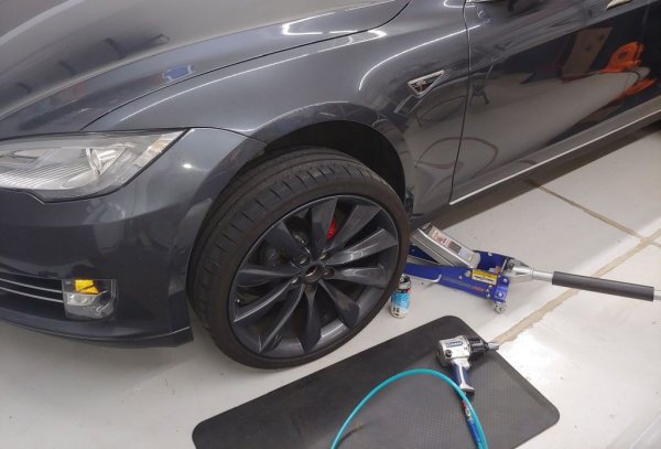 Друг проблемен компонент са полуоските, чийто ремонт струва значително по-скъпо. Купувач на Model X на име Трейс Къри разказва, че след като платил 110,000 долара за автомобила си, трябвало да замени носачи два пъти, след това да ремонтира цялото окачване и двете полуоски. "Чували ли сте някой да сменя полуоски в нов автомобил, който не е катастрофирал?", пита Къри, хирург по професия. Всъщност инженерите на Tesla са го чували много пъти, отбелязва Reuters. Според вътрешни документи компанията е подменила над 66,000 полуоски само между януари 2021 и март 2022 - за няма и 14 месеца. В 10% от случаите за ремонта са платили самите собственици. Ларс Хайкерс, служител на сервиз на Tesla в Белгия, пише до централата: "Имаме кола с най-новата ревизия на полуоските, направена преди 6 седмици, и се случва същият проблем. Има ли друго решение, или просто пак да ги подменим?". Анастасия Сколарики - инженер, който отговаря за оплакванията на клиентите в Европа - пише в мемо, че проблемът е заложен при дизайна на компонентите, а не по вина на "злоупотреби" на клиентите. "Компанията трябва да покрие ремонтите на автомобилите в гаранция, независимо колко пъти идват те в сервиза със същия проблем", настоява Сколарики. 
През 2019 чисто нов Model S в Шанхай счупил полуоска, когато собственикът натиснал газта. Детайлът се счупил на три парчета, едното от които пробило електромотора. 
