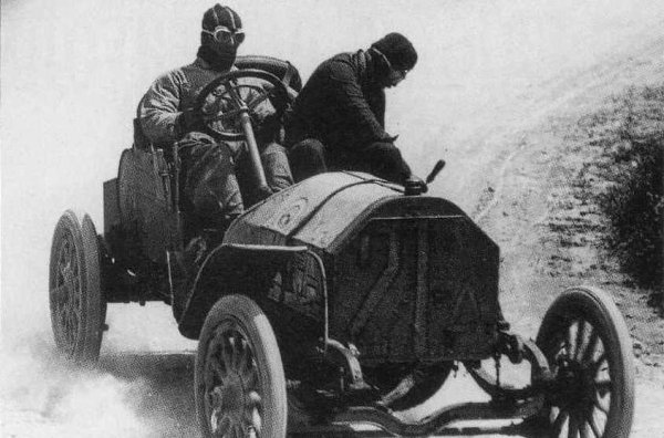 Това е нещо средно между купе и кабриолет, с твърдостта на първия и глътката свеж въздух на втория. Такива автомобили нямат обемист и сложен механизъм за сгъване на покрива, но имат подвижна секция на покрива над предните седалки и твърд дъгообразен елемент (ролбар) зад облегалките на седалките.

Тарга решава фундаменталния проблем на всички кабриолети: как да се укрепи каросерията с различни дистанционни елементи, за да се поддържа нейната твърдост на приемливо ниво.

Porsche довежда този тип дизайн до съвършенство и му дава собствено име, в чест на състезанието Targa Florio в Сицилия. Това е една от най-старите гонки за издръжливост, която се провежда за първи път през 1906 г. Нищо друго освен името обаче не свързва състезанието с новия тип каросерия. И този дизайн изобщо не е измислен от Porsche.
