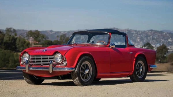 Кола от британска марка, в чийто дизайн има италианско ДНК - същият Джовани Микелоти, който прави Fiat, е отговорен за екстериора! Неговите идеи не са оценени в родината му, но на Острова виждат нещо в подвижния покрив и Triumph TR4 получава опцията Hard Top kit: с фиксирано задно стъкло и подвижен централен модул, изработен от метал или винил. Може да се поръча за всяко от нивата на оборудване, въпреки че повечето от пуснатите TR4 са в по-традиционните каросерии купе или кабриолет.
