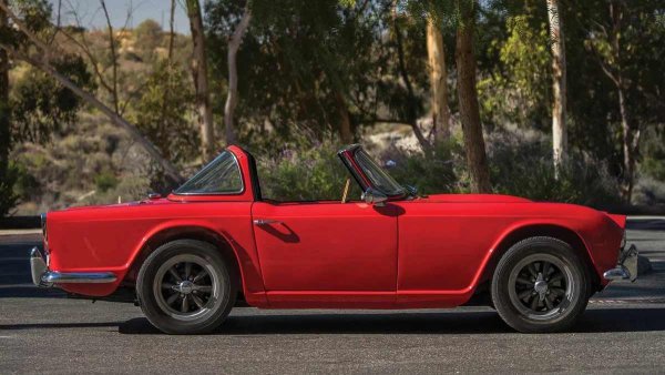 Тук определено може да се говори не само за признанието на идеята на дизайнера, но и за масово производство. От модела са сглобени 40 253 бройки. Това е повече от неговите сънародници и съвременници: Jaguar E-Type Series1, например, е произведен в количество от 32 000 екземпляра.
