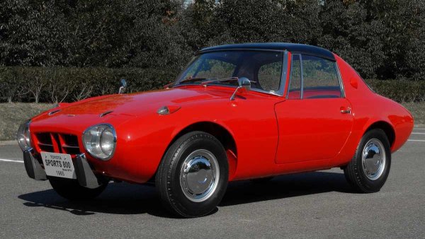 Защо Toyota не патентова каросерията тарга е загадка. Все пак моделът с този дизайн се оказва значим за японците: това е първият сериен спортен автомобил на марката. Според първоначалните планове не само централната секция трябва да бъде премахната - покривът и страничните колони на прототипа трябва да бъдат напълно плъзнати назад, отваряйки достъп до интериора.

Дизайнът обаче се оказва твърде обемист и тежък, така че скромният двигател с мощност 45 к.с. няма да може да тегли такъв колос. И тога е намерено друго, по-леко и елегантно решение.
