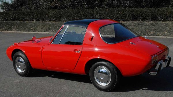 Един от водещите инженери на Toyota, Тасуо Хасегава, пристига в автомобилната индустрия от авиацията. Оттам той донася със себе си идеята за широкото използване на алуминия. Така купето получава централен панел на покрива, който е много лесен за сваляне - закрепен е с шест винта. Тази секция се побира в багажника, чийто капак (както и предният) също е изработен от алуминий.

Моделът става успешен и в спортен план. До такава степен, че в 24-часовия маратон на писта "Фуджи" през 1967 г. Sports 800 заема целия подиум. А днес е музейна и аукционна рядкост: сглобени са само малко над 3000 бройки, главно за японския пазар. Дори версиите с ляв волан остават там, като са изпратени в американските военни бази в Окинава. Износът за САЩ се проваля, тъй като моделът е счетен за твърде малък за американския пазар.
