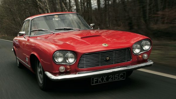 Този възвишен англо-американски GT е едва втората поръчка на Джуджаро в Bertone - дадено на италианеца само три месеца след като се присъединява към дизайнерската къща от Fiat. Това е и първият му автомобил, който дебютира на международно изложение - в Женева през 1960 г. като Gordon GT. Джуджаро е само на 21 години, когато създава Gordon-Keeble и все още учи занаята, така да се каже. В интервю от 2001 г. той разказва, че при първоначалния му дизайн за прозорците ги направил по-високи. В крайна сметка обаче той създава брутално красив дизайн, който благодарение на своите ъглови четири фарове остава лесно разпознаваем и днес. Задвижван от 5,4-литров V8 двигател на Chevrolet, четириместният автомобил от стъклопласт е бърз и изключително способен GT. Добрият дизайн обаче не може да спаси всичко и от модела са направени само 99 бройки, преди парите да свършат и производството да бъде преустановено.