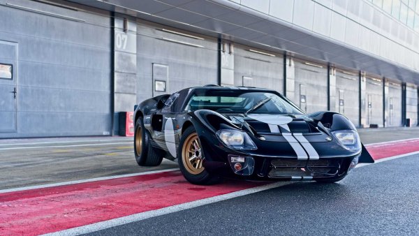 Този Ford GT40 е произведен от компанията Everrati в сътрудничество със Superformance. Под капака 4,7-литровият V8 двигател е заменен с електрически агрегати и батерия с капацитет 46 кВг/ч. Мощността на тази машина надхвърля 800 к.с. и 800 Нм, но пробегът с пълна батерия е само 180 км, което означава и често спиране за презареждане.