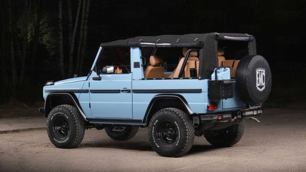 Това е 250GD Wolf - рестомод, базиран на Mercedes-Benz G-Class Cabriolet от 1991 г. и произведен от American Expedition Motor Company. Разполага с 5-цилиндров дизелов двигател, който може да се комбинира с механична или автоматична скоростна кутия (и двете с пет скорости). Компанията е инсталирала и нова спирачна система, както и подобрено окачване. G-класата не е загубила офроуд-способностите си, тъй като все още има блокиращи диференциали. 