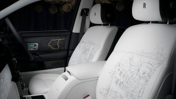 Rolls-Royce не са забравили и за предните седалки, които са тапицирани с бяла кожа и носят лазерно гравирана скица със символични обозначения към историята на Phantom. Дизайнът на заек е препратка към „Roger Rabbit“, кодовото име, използвано за завръщането на Phantom през 2003, след като марката е придобита от BMW, докато мотивът на чайка е вдъхновен от кодовото име, използвано за първия прототип на Phantom през 1923 година.