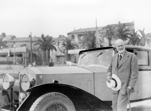 Сър Хенри Ройс с Phantom по време на една от зимните си "почивки" в Южна Франция. Пословичният работохолик бил посъветван от лекарите да прекарва зимите в топъл климат и пълен отдих. Вместо това наел две вили и водел със себе си целия си инженерен отдел, за да продължат работа по новите модели