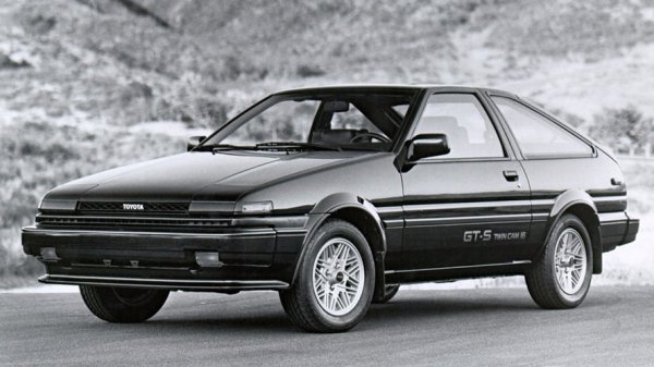 Вдъхновен от анимационен филм, този японски автомобил бързо се превръща в легенда. Излиза през 1983 и се произвежда до 1987, а феновете го боготворят заради ниското му тегло, задното предаване и невероятното умение да върви настрани с вратите. Задвижва се от малък 1.6-литров атмосферен двигател със 130 к.с., който обаче е достатъчен, за да накара човека зад волана да се усмихне широко.
