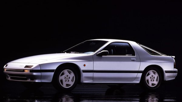 Mazda умее да прави култови автомобили. Достатъчно е само да споменем най-успешния роудстър на всички времена MX-5, както и фактът, че това е един от малкото автомобилни производители, които внедряват ванкелов двигател в много от своите серийни модели. RX-7 далеч не е първият от тях, но той разполага с нещо, което променя цялата картинка - турбокомпресор. Резултатът е спортен автомобил със супер нисък център на тежестта, пищящ звук, високооборотен ванкелов двигател и 200 к.с.
