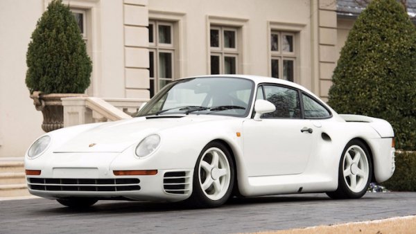 Това е автомобилът, заради който Ferrari разработва митичното F40. Тази германска машина е толкова напредничава в технологично отношение, че е успяла да засрами дори специалистите във Ferrari, които са се амбицирали да направят нещо подобно. Porsche 959 е създадено в момент, в който състезателната Група Б на Световния рали шампионат е в разгара си и почти всеки автомобилен производител иска да участва в нея. Porsche били именно такъв производител, затова използвали за база емблематичното си 911 и го екипирали със система за задвижване на четирите колела, 2.9-литров боксерен двигател с два турбокомпресора и сложна електроника, която осигурявала нечувано представяне. Само 337 такива коли са произведени, а след като производството официално е прекратено, германците сглобили 8 допълнителни автомобила. Всеки един от оцелелите автомобили в момента струва милиони.
