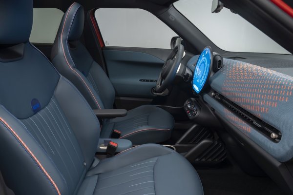 Интериорът е напълно в тон с този, който вече познаваме от новия Countryman - голям OLED сензорен дисплей в средата за информационната система, текстилна тапицерия на таблото със стереоефект, и множество елегантни податки към стила на 60-те години. 
