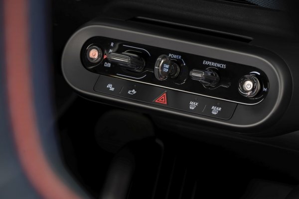 По-мощният Aceman SE развива 218 конски сили и ускорява до 100 км/ч за 7.1 секунди. Тук батерията е по-голяма - 54.2 киловатчаса използваем капацитет, и съответно пробегът с едно зареждане се увеличава до 405 км. Максималната скорост на зареждане е 95 киловата. По-нататък ще се появи и John Cooper Works версия, която ще ползва задвижването на SE, но с по-агресивни настройки на шасито. 
