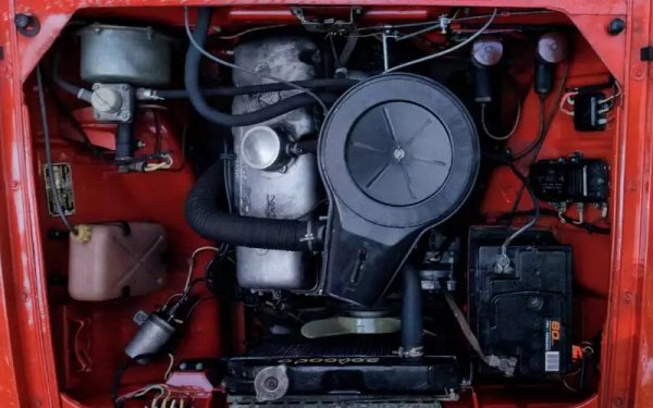 Неизкоренима легенда е, че по-мощните москвичи са били с двигатели на BMW. Някои ще ви кажат даже, че са правени по лиценз. Това не е вярно. Конструктивните прилики между съветския агрегат УЗАМ-412 и четирицилиндровите мотори на баварците М10 и М15 са очевидни, и е документирано, че в завода в Уфа са изучавали германските мотори, преди да разработят своя. Но има и някои съществени разлики, наложени от икономически и практични съображения. Германските мотори са с чугунен блок, докато този от Уфа е с алуминиев, и със стоманени гилзи на цилиндрите, които доста улесняват ремонтите. 
