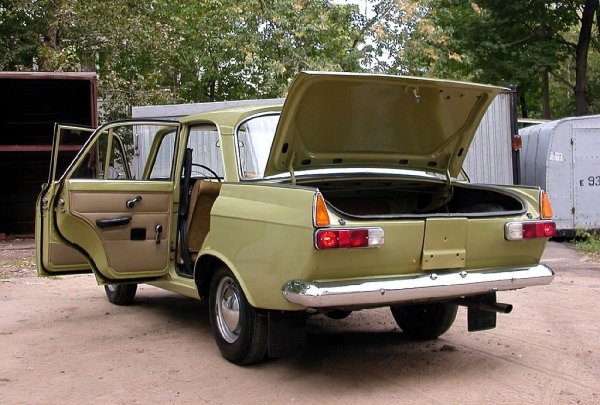 Москвич-412 е първият автомобил на московския завод, който има хидровакуумно усилване на спирачките, по лиценз на Lucas, както и напълно синхронизирана скоростна кутия. Самата скоростна кутия, произвеждана в Омск, обаче се оказва едно от слабите места на модела. Доста от трансмисиите едва издържат по 60 000 км пробег, а гарантираният от завода ресурс до основен ремонт е едва 100 000 км - двойно по-малко, отколкото при скоростната кутия на ВАЗ. 
