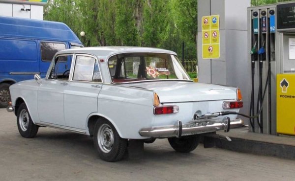 Москвич-412 се прави и във Финландия от компанията Konela, която също си позволява доста доработки върху съветската машина, преди да я предложи на пазара. От съображения за безопасност финландците изместват гърлото на резервоара - по начало то е зад задния регистрационен номер, но те го поставят отстрани на колата. Заменят и ръкохватките на вратите с такива от ВАЗ-2101. 
