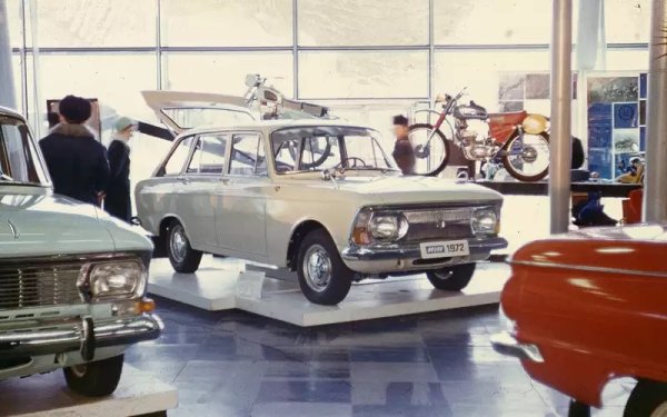 Московският завод не е единственият, който прави 412. От края на 60-те моделът се сглобява и в Ижевск, под марката ИЖ. Всъщност конкуренцията между двата завода е и основната причина по-скромният Москвич-408 да остане в производство - фабриката в Уфа, която прави двигателите за 412, не успява да задоволи нуждите и на Москва, и на Ижевск. 
Впрочем в Ижевск постепенно създават свои, отличаващи се версии - примерно комби (ИЖ-2125 Комби) и фургон/пикап (ИЖ-2715). Последният се продава и във Финландия като Elite PickUp.
