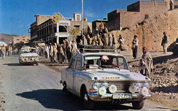 Заради новия мотор Москвич-412 е на практика първият съветски автомобил, годен за участие в международни състезания. Дебютът му е през 1968 в прочутото рали Лондон-Сидни (на снимката). И четирите стартирали москвича успяват да финишират в пословично тежкото рали, от което отпадат 43 екипажа от общо 99. Още по-добро е представянето през 1970 в ралито Лондон-Мексико сити (26 000 км). Там Москвич се класира трети отборно, изпреварен само от Ford и British Leyland.
