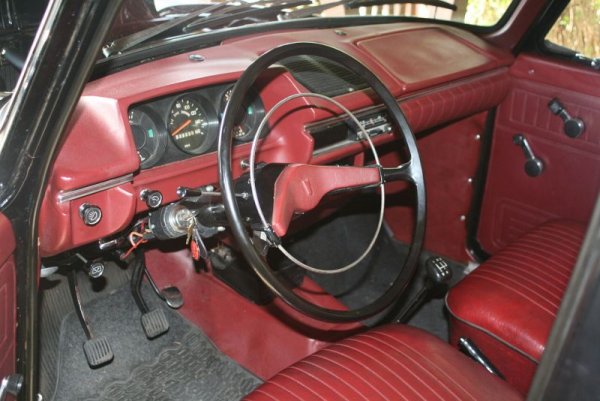 Читателите на Automedia, които помнят онази епоха, вероятно ще се сетят, че значителна част от продаваните в България "москвичи" имаха разноцветни интериори - с червен, бежов или кафяв салон. Подобна гледка обаче е била рядко срещана в самия Съветски съюз - "цветните" салони са се правели почти изцяло за износ.
