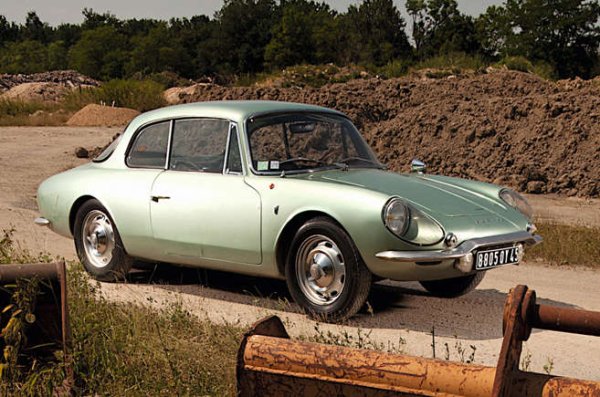 Дори хората, които могат да разпознаят обикновен Alpine A110 на пръв поглед, може да не са наясно с GT4. Заменяйки подобен модел в гамата A108, това е 2+2 купе с много различен стил.

С повече място вътре от berlinette, той определено предлага по-голяма практичност, но известна доза елегантност е загубена. Това може да обясни защо не са произведени много повече от 100 GT4.