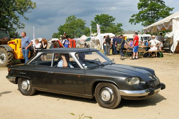 През 60-те легендарната френска компания Panhard е в сериозни затруднения и постепенно минава под крилото на Citroen. Моделът 24 е лебедовата песен на марката, преди окончателно да бъде погълната и заличена през 1967 (оцелява само поделението за военна техника), и оставя много неща в наследство на по-късните ситроени, особено на GS. Не оцелява обаче много любопитният двигател на Panhard - двуцилиндров боксер с въздушно охлаждане. 
