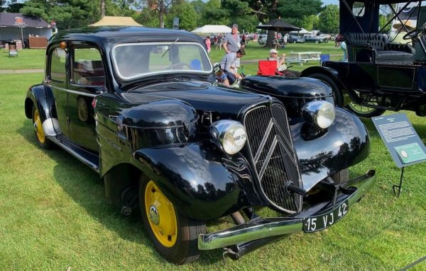 Заради тежкия недостиг на гориво по време на войната този автомобил е бил пренастроен да работи... на въглища. В двете странни издутини отстрани на торпедото въглищата се запалват и произвеждат метан, който се изгаря в карбуратора. Това намалява скоростта с една трета, а пробегът с едно "зареждане" е едва 50 км. 
