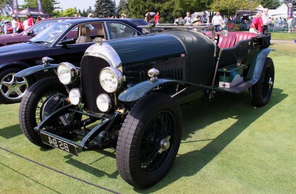 Тази кола датира от 1924 - пет години след основаването на марката и годината, в която Bentley за пръв път печели 24-те часа на Льо Ман. Прословутият 4.5-литров редови 4-цилиндор мотор има по 4 клапана на цилиндър и за времето си е същинска революция. 
 