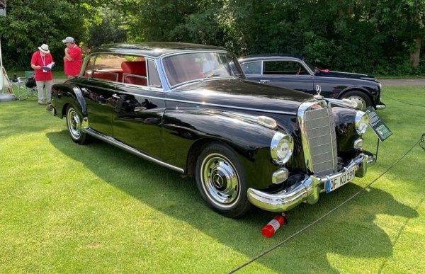 Поколението лимузини W189 са всъщност почти с размерите на днешната S-класа. Задвижвани са от същия 3-литров редови шестак като легендата 300SL. Eкстрите включват телефон, машина за диктуване, сгъваемо бюро и стъклена преграда между шофьора и пътниците. 
