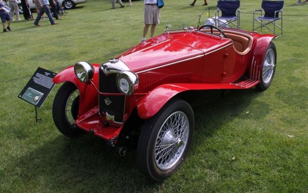 Този елегантен британски роудстър всъщност е бил изнасян в сандъци от Англия и сглобяван окончателно в Австралия. Под капака му е истински "хеми" двигател, макар и с обем от едва 1.1 литра. И съвсем не е за подценяване, защото с него Riley печели отборната награда от Льо Ман през 1934. 
