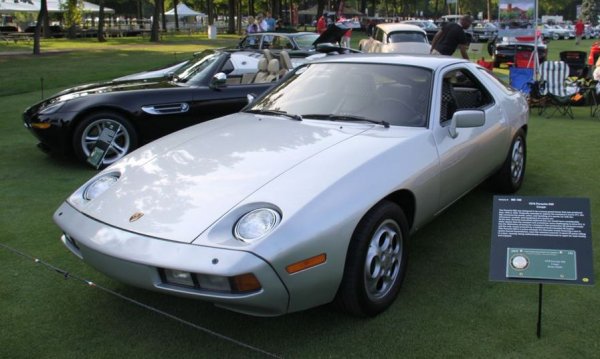 Това не е обикновено 928, а рядка ранна версия с петстепенна трансмисия, без сенници и с кариран интериор Pasha. Не е най-тачената кола от феновете заради предноразположения си двигател, но пък е отличен образец, и то добре запазен - прекарал е 25 години в плевня, преди да бъде освежен. 
